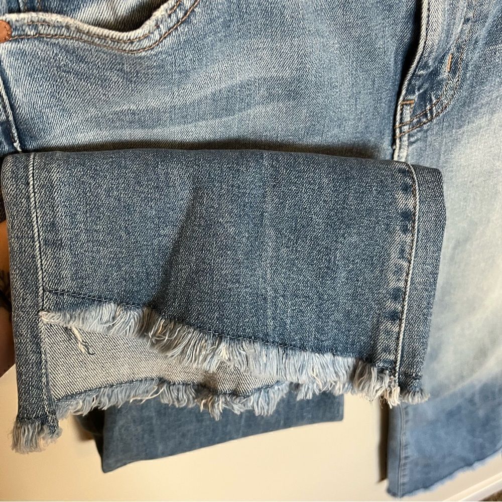 Level 99 Crop Step Frayed Hem - Picture 7 of 12